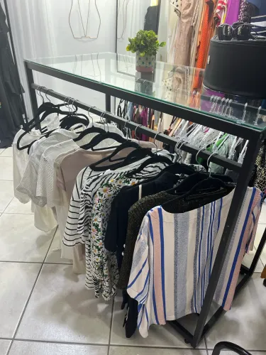 Mesa central com arara para loja