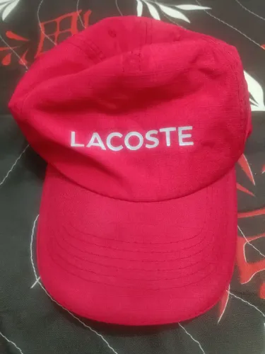 Boné letreiro vermelho da Lacoste