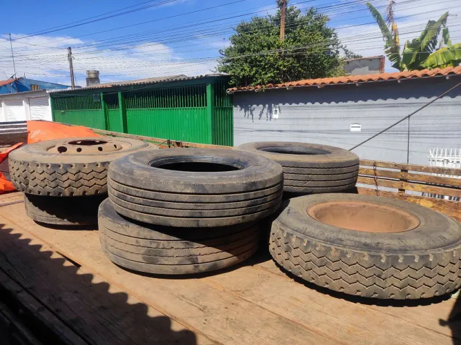 vendo rodas e pneus 1000x20 com camara
