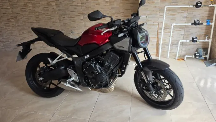 Cb 650 E-Clutch Único dono com apenas 1700km, aceito troca por carro, fiat strada, saveiro