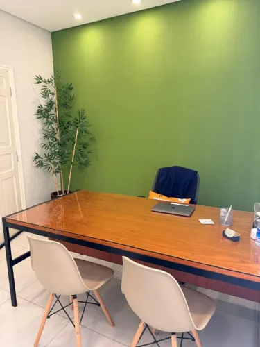 Mesa Executiva Grande de Madeira com Tampo de Vidro e Gaveteiros