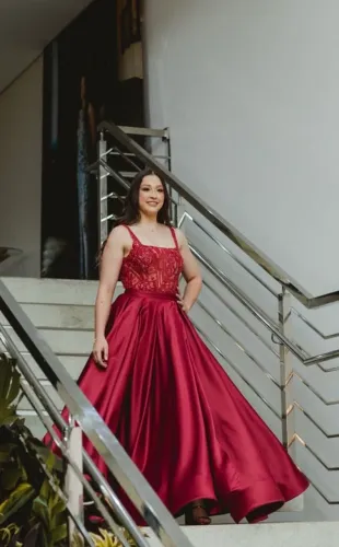 Vestido de 15 anos vermelho, em conjunto com macaquinho