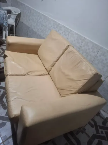 Vendo sofá de couro sem rasgo de 2 lugares, nao entrego, negociável!!!
