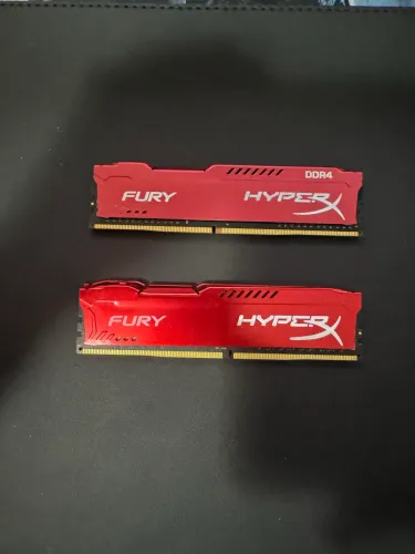 Dois pentes de Memória DDR4 com 8GB cada