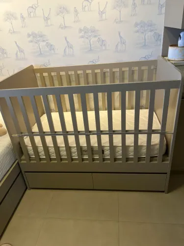Berço de alto padrão fabricado em MDF Lindo com 2 gavetas 