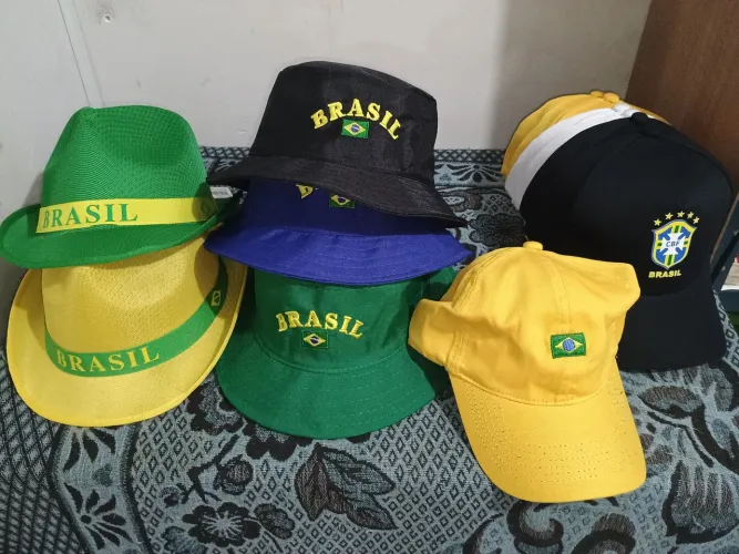 Chapéu e chaveiros 