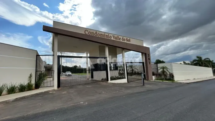 Terreno de esquina em condomínio fechado medindo 260m2