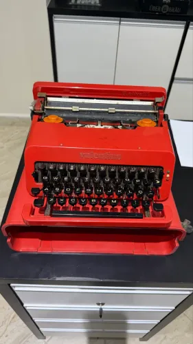 Máquina de escrever Olivetti Valentine - Peça clássica para colecionadores