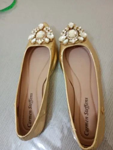 sapatilha dourada Carmen Steffes 38