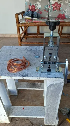Maquina descascar fios, suporte de madeira incluso