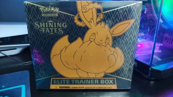 Pokémon ETB Shining Fates Lacrada (Inglês) - Raridade - Preço abaixo da Liga