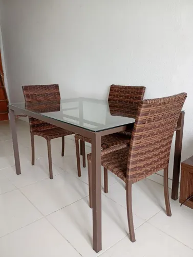 Mesa com tampa de vidro.