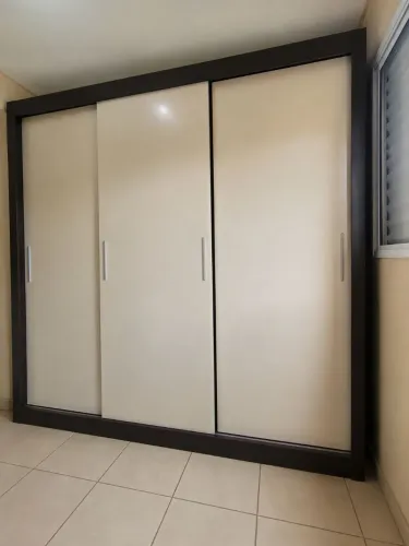 Guarda roupa casal, sem espelho.