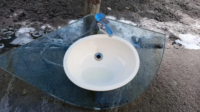 Vende pia de banheiro com torneira de água quente e frio