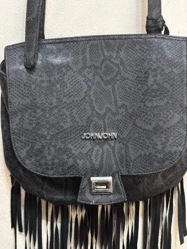 Bolsa pequena de alça preta de couro estampa cobra da JohnJohn