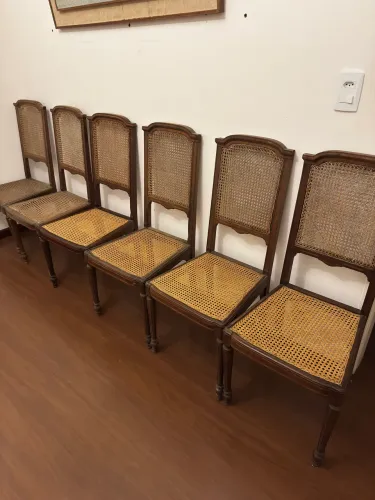 Conjunto de cadeiras estilo colonial/clássico, em madeira maciça com palhinha natural