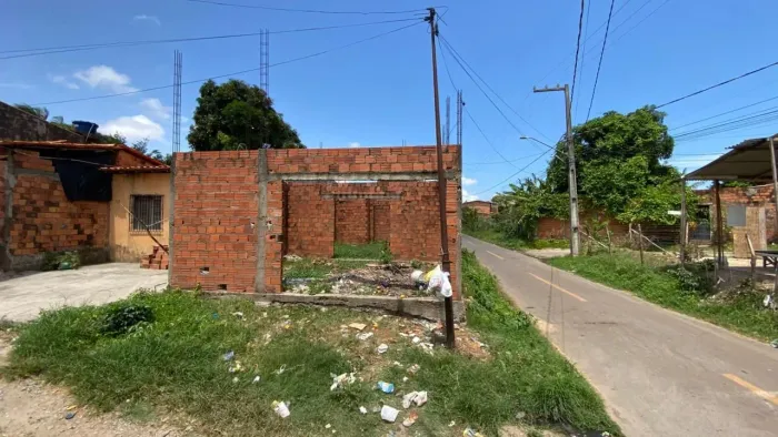 Terreno com casa inacabada