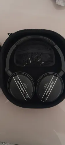 fones de ouvido Audio-Technica QuietPoint ATH-ANC27 com cancelamento de ruído.