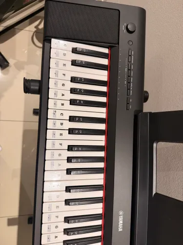 Piano Yamaha NP-15 é um teclado portátil com 61 teclas