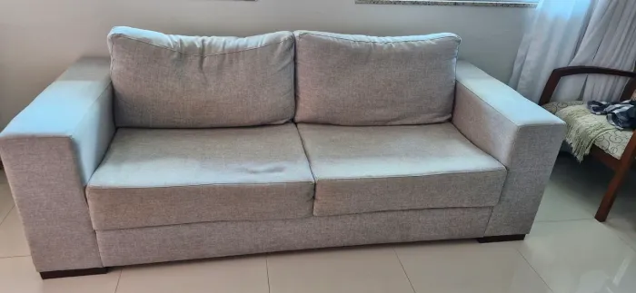 Sofá de três lugares medindo 2.20M.
