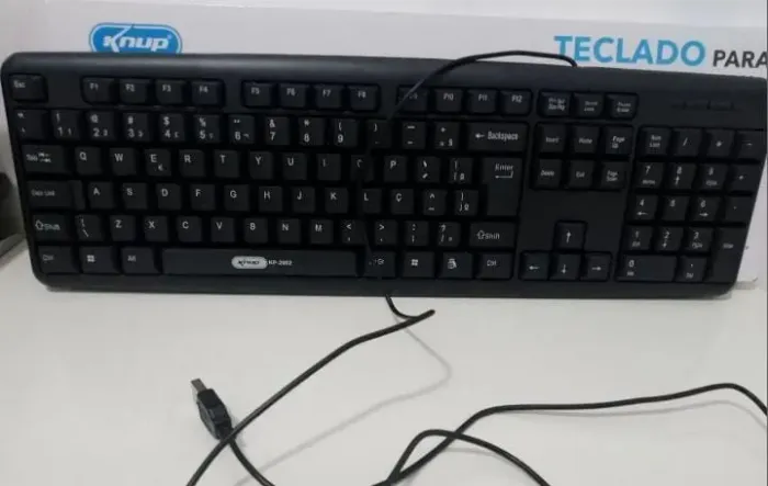 Teclado com Fio USB Teclas Macias na caixa