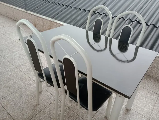 Mesa para cozinha com tampo de granito e quatro cadeiras estofadas