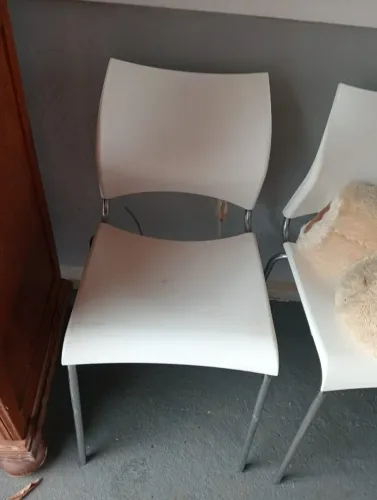 Cadeira Branca com Pés Cromados - Estilo Moderno