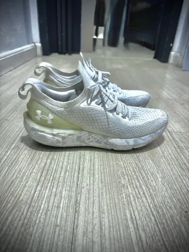 Tênis 40 Under Armour Charged Quicker Branco Masculino