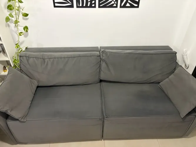 SOFÁ CINZA EM PERFEITO ESTADO