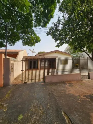 Venda - Residência em terreno inteiro no bairro Vila Nova em Maringá