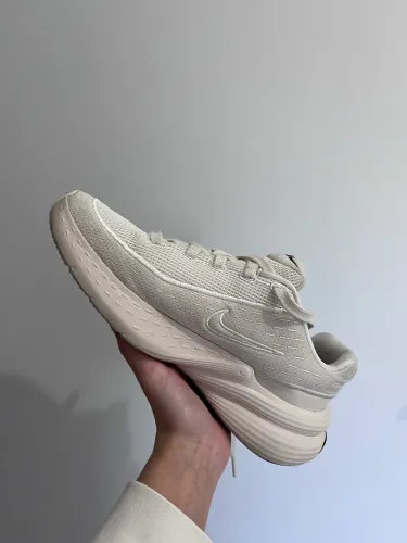 Tênis nike uplift na caixa