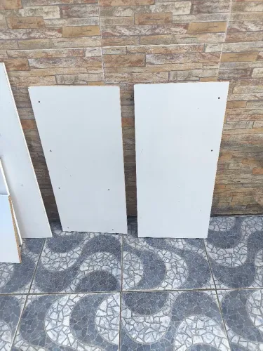 Escrivaninha em ótimo estado, espaçosa e resistente. Ideal para estudos ou trabalho!