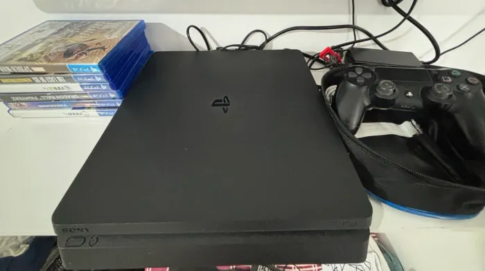 PlayStation 4 Slim 500g + 6 jogos