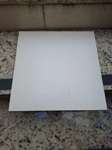 Piso porcelanato branco com xadrez 39,5x39,5cm