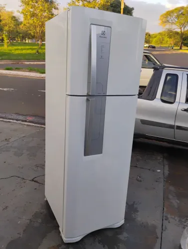 Geladeira Electrolux Frost Free 375 litros semi nova
