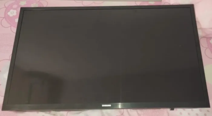Smart TV Samsung 32" Liga, Mas Com Defeito na Tela