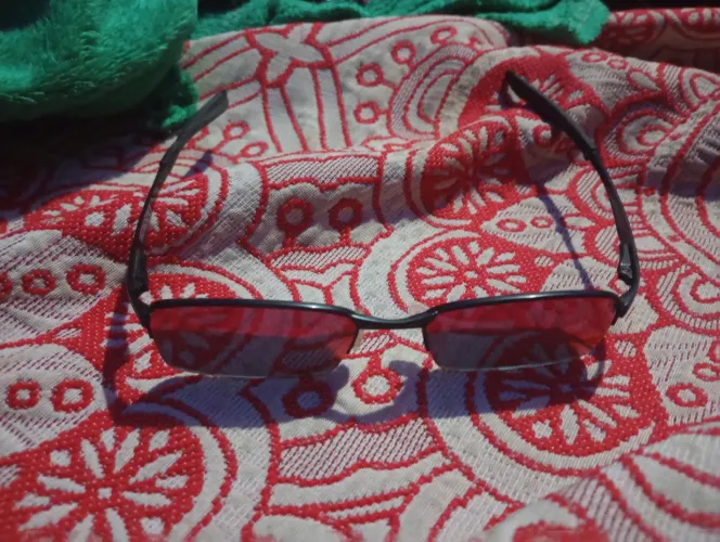 Óculos de lente vermelha 
