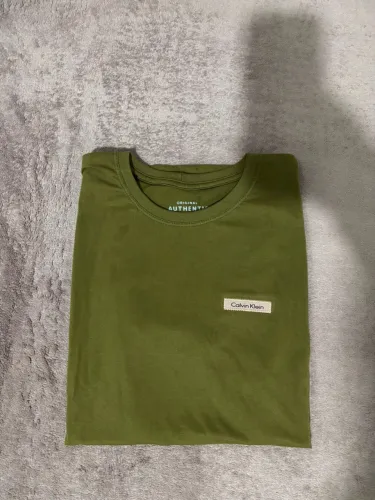 Combo 2 camisetas (Calvin Klein e thommy hilfiger)