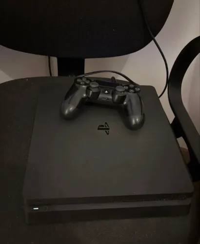 PlayStation 4 slim 500GB + 4 jogos + 1 controle