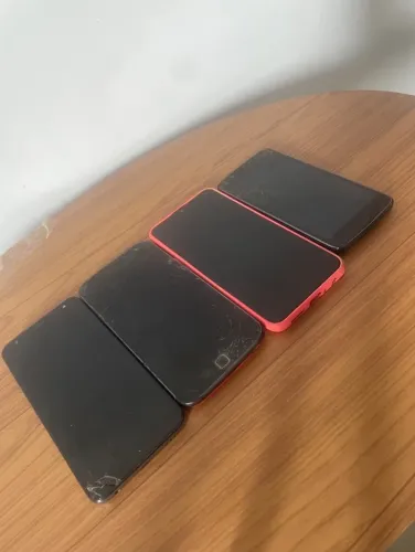 Lote com 4 Celulares Quebrados para Retirada de Peças