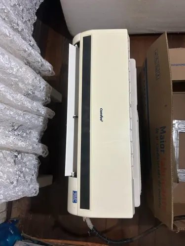 Ar-condicionado Split Comfee 9.000 BTUs completo (unidade interna e externa).
