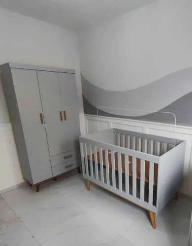Vendo guarda roupa e berço semi novos.