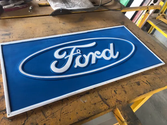 Placa de metal esmaltada Ford  em alto relevo 