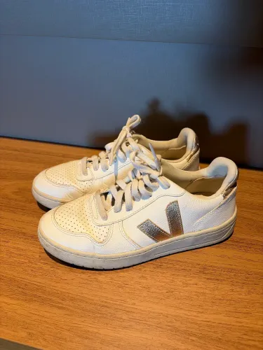 Tênis 35 Vert Couro Branco com Dourado 