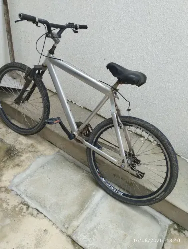 Bicicleta semi nova