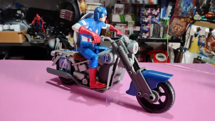 Capitão América na moto item sem controle