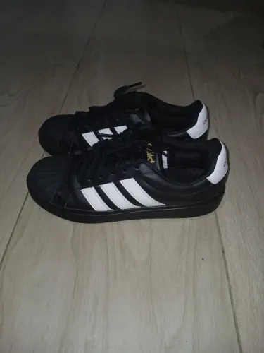 Tênis Adidas Superstar tamanho 37 em estado de conservação exelente - acompanha caixa
