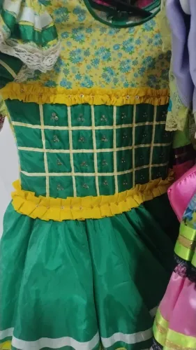 Vendo vários vestidos de quadrilha e trajes juninos a partir de 20,O0 reais