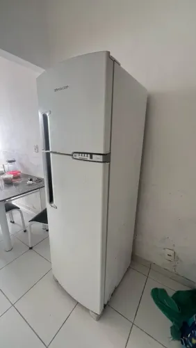 Geladeira Brastemp 352 Litros branca duas portas medindo 175 cm de altura