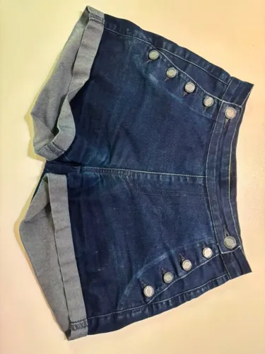Short jeans escuro Damyller cintura alta detalhes botões tam 36